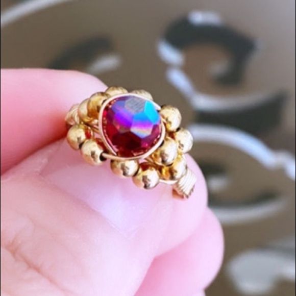💎 Gold Toned Iridescent Gem Ring 💎 - Picture 5 of 6